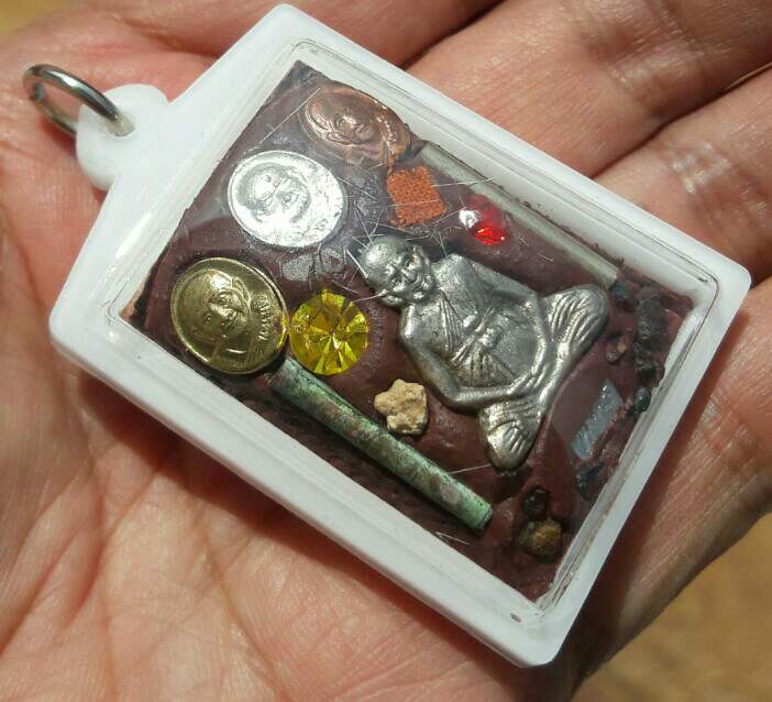 สมเด็จงาแกะ หลวงปู่หงษ์ พรหมปัญโญ วัดเพชรบุรี จ.สุรินทร์ หลังอุดมวลสารฯลฯ พบเจอน้อย ปี 2556 เคาะเดีย