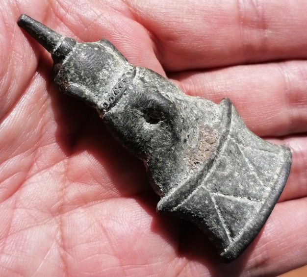 งั่งตาโปน​ นิ้วกระดกขวา​ เกศตรง​ ฐานอุดกริ่ง​ เนื้อสำริดเก่าๆ​ ไม่ทราบแหล่งที่มา เคาะเดียว    