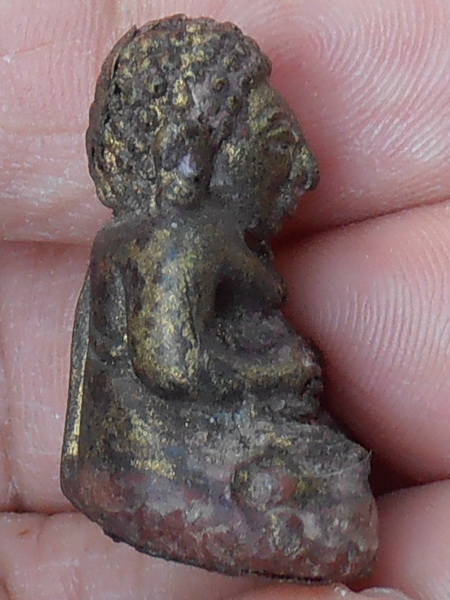 พระสังกัยจายน์ เนื้อผงลงรักปิดทองเก่า