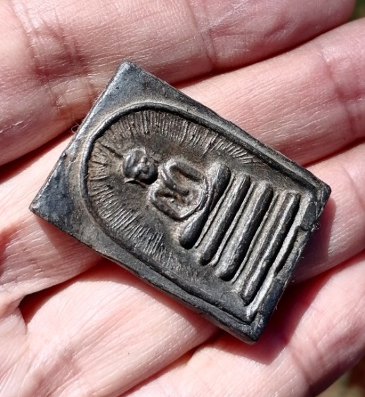 พระสมเด็จพิมพ์ประธานข้างรัศมี​ หลังยันต์นะโมพุทธายะ​ เนื้อผงใบลาน​ หลวงพ่อกวย​ ปี​ 2513​ เคาะเดียว  