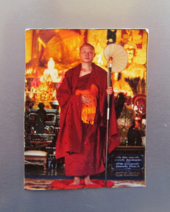 รูปถ่ายยืนครูบากฤษดา วัดสันพระเจ้าแดง