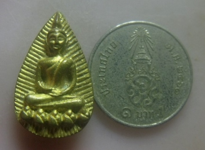 **เบา​ๆ​**พระกลีบบัวนั่งปางสมาธิ ทรงรัศมี เนื้อทองผสม เก่าๆ ไม่ทราบที่**สวยๆ 