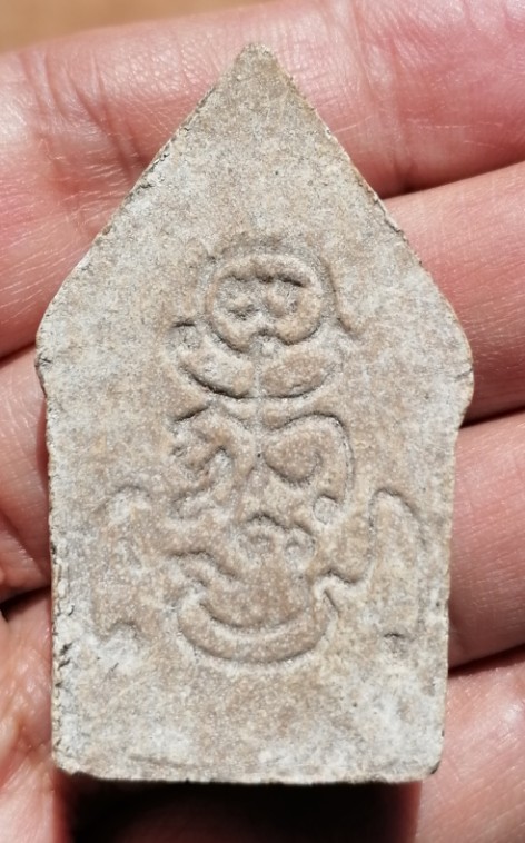 พระขุนแผนนั่งไก่คู่​ อุ้มกุมาร​ หลวงพ่อกวย​ วัดโฆษิตาราม​​ เนื้อผงพุทธคุณ ยุคต้น​ เคาะเดียว    