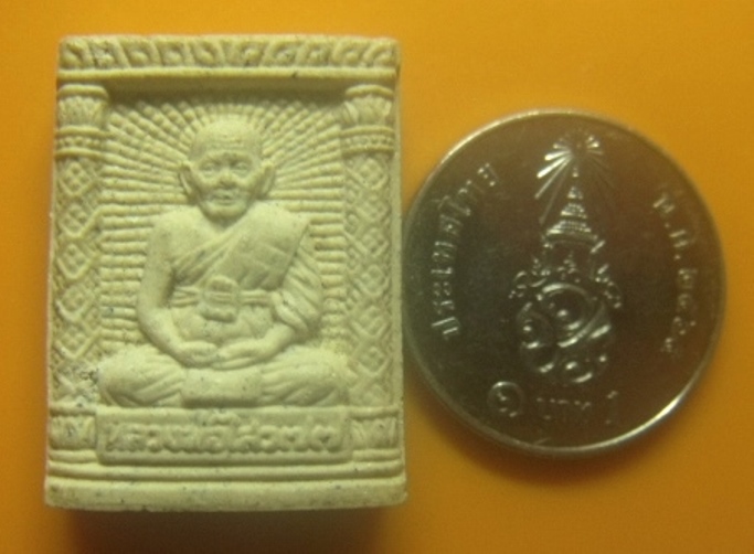 **เบาๆ**พระผงรูปเหมือน ครบ ๗๗ ปี รุ่นสร้างบารมี หลวงพ่อไสว วัดปรีดาราม ปี ๒๕๔๑**หลังยันต์ สวยๆ