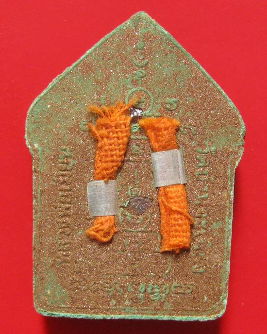 ขุนแผนสาริกา เนื้อพรายเขียวปัดผงพรายหลังตะกรุดจีวรเงิน 2 ดอกโรยพลอย สร้าง 19 องค์ หลวงพ่อเมียน วัดบ้