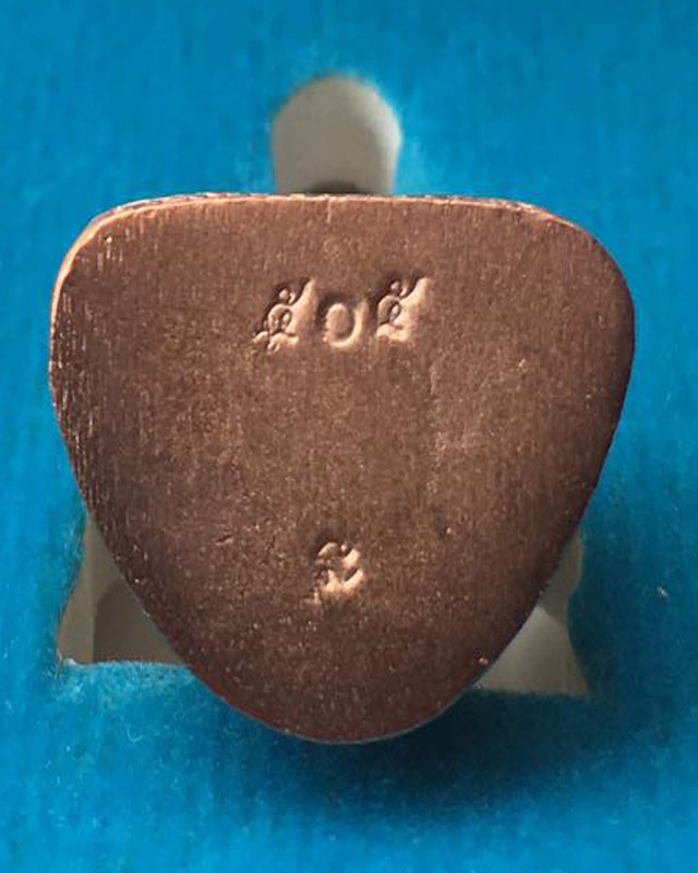 หลวงพ่อพัฒน์ ปุญฺญกาโม วัดห้วยด้วน จ.นครสวรรค์ รูปหล่อรวยทันใจ 99 เนื้อสามกษัตริย์ อยู่ในชุดกรรมการ