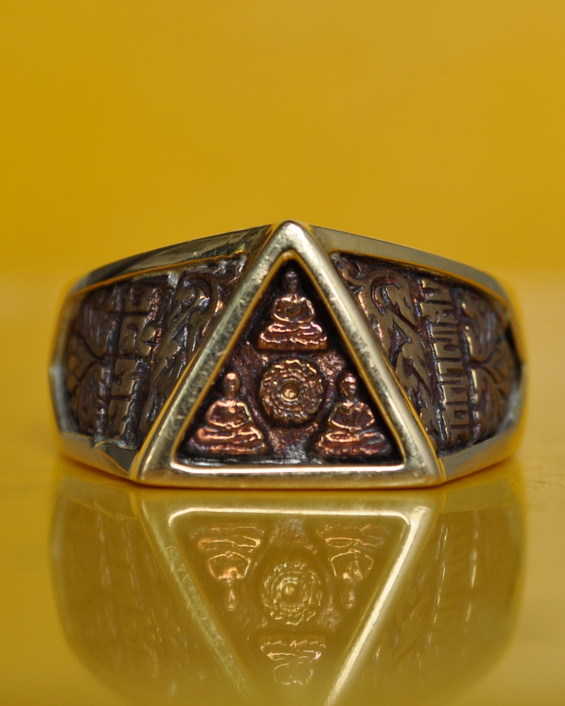 แหวนรัตนจักรรุ่นแรกเลี่ยมทอง หลวงปู่ชื้น วัดญาณเสน