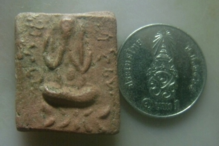 **เบาๆ**พระปิดตานั่งบัว ข้างยันต์มะอะอุ เนื้อดิน เก่าๆ ไม่ทราบที่**สวยๆ เชิญชมครับ