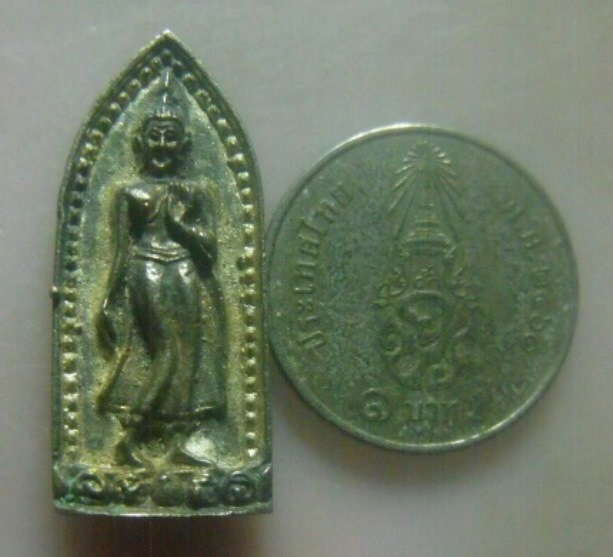 **เบา​ๆ​**เหรียญหล่อพระพุทธปางลีลา หลวงพ่อแพ รุ่นทวีทรัพย์ วัดพิกุลทอง จ.สิงห์บุรี**กะไหล่เงิน สวย