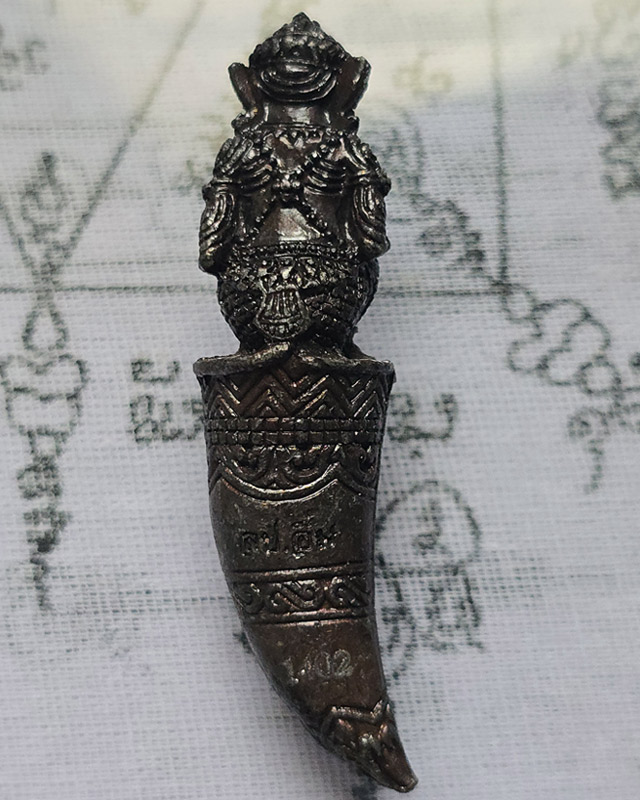 หลวงปู่อิ่ม วัดทุ่งนาใหม่ จ.นครศรีธรรมราช หนุมานนั่งเขี้ยว รุ่น รวยโชคลาภ มีโค๊ดและหมายเลข พร้อมกล่อ