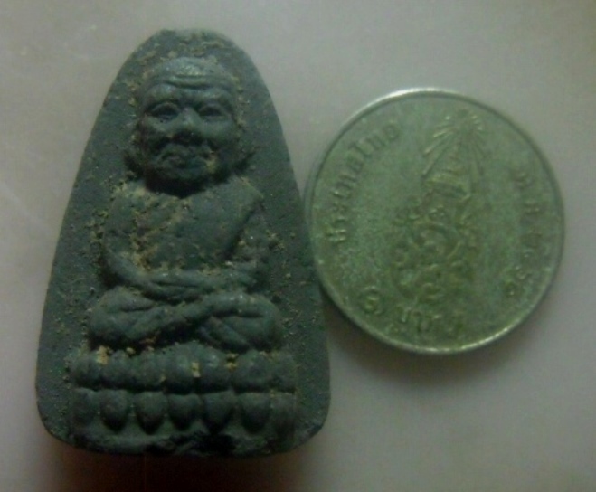 **เบาๆ**หลวงปู่ทวดเนื้อว่าน พิมพ์พระรอด หลังฝังเพชรหน้าทั่ง ไม่ทราบที่**สวยๆ