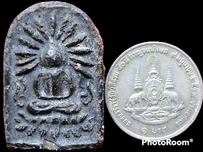 *พิมพ์เล็บมือรัศมี ท่านเจ้าจุ้ย วัดสามปลื้ม กทม. ผงใบลาน หลังยันต์อัง ปี๒๔๗๕*