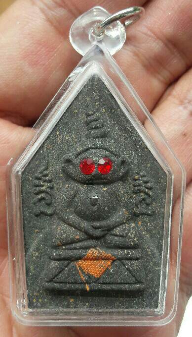 พระขุนแผนหลังงั่ง รุ่นเสาร์ 5 มหาเศรษฐี หลวงพ่อเมียน วัดบ้านจะเนียง จ.บุรีรัมย์ ปี 2557 เคาะเดียว