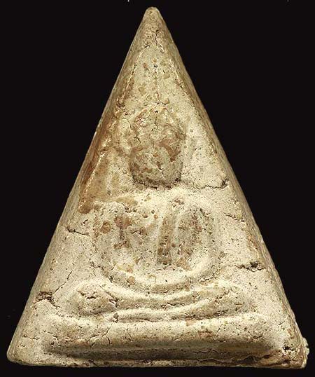 *พระผงพิมพ์พระประธาน (สมาธิ) ทรงสามเหลี่ยม พระครูมูล วัดสุทัศน์ฯ กทม. ประมาณปี๒๔๙๕*