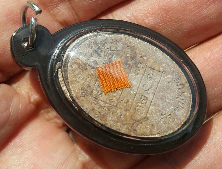 เศียรฤาษีพ่อแก่ หลวงปู่หงษ์ พรหมปัญโญ วัดเพชรบุรี จ.สุรินทร์ เนื้อผงผสมชานหมาก ปี 2537 เคาะเดียว  