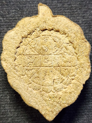  วัดอโศการาม จ.สมุทรปราการ พระโพธิจักรใบโพธิ์ หลวงพ่อลี ธมฺมธโร( หลังยันต์ดวงเล็ก ส.๑ ) เนื้อผง 