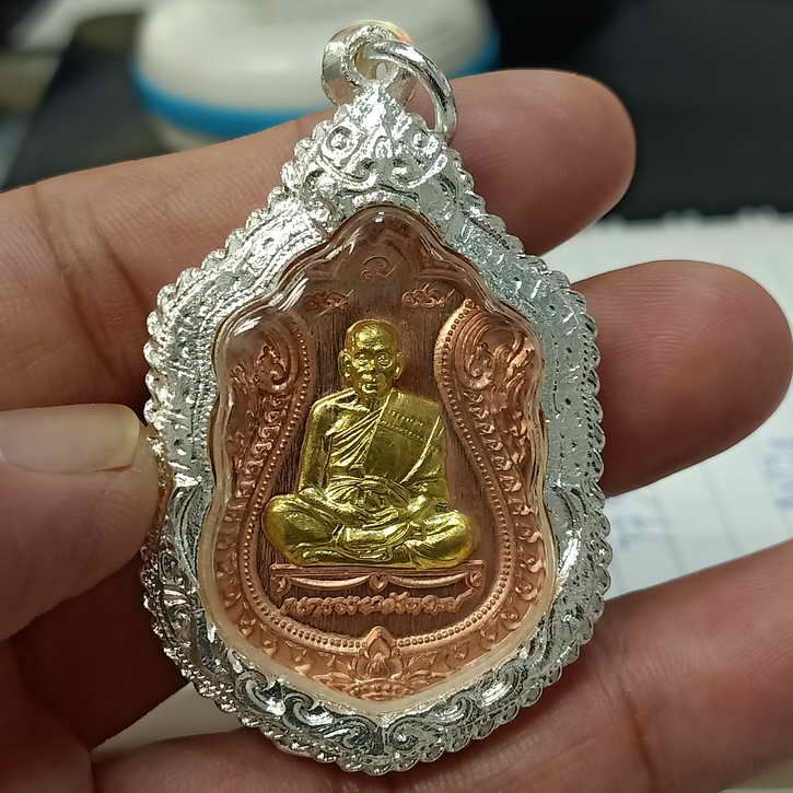 เหรียญเสมา รุ่นเลื่อนสมณศักดิ์ หลวงพ่อพัฒน์ วัดห้วยด้วน จ.นครสวรรค์ ปี 2564 เนื้อทองแดง หน้ากาก