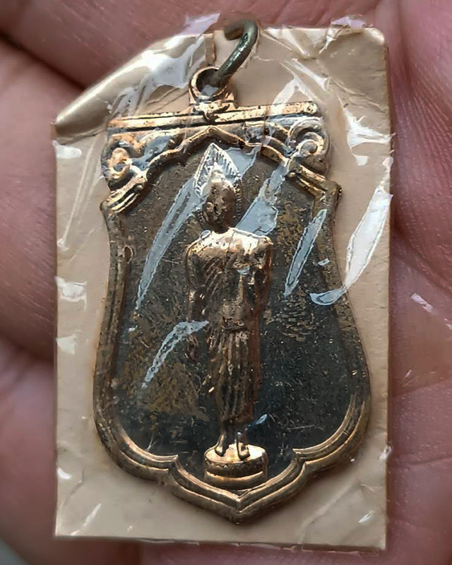 2.เหรียญเสมาฉลอง 25 พุทธศตวรรษ เนื้ออัลปาก้า พิมพ์แขนโต หลังยันต์ชิด บล็อคนิยม แกะจากกระดาษแก้วห่อเด