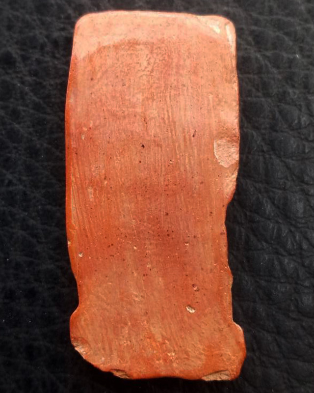 พระเนื้อดิน กรุทับผึ้ง จ.สุโขทัย พ.ศ. 2473 หลังเรียบไม่ตัดปีก สูง 4 ซ.ม.เศษ