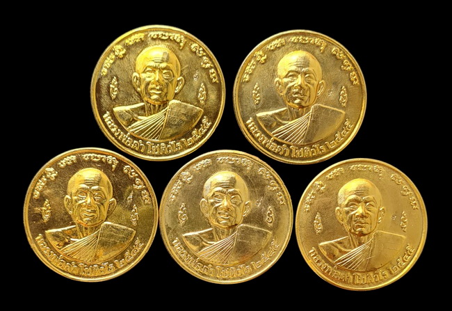 เคาะแรกแดง..เหรียญบางหลังแบบ ๔๕..กะไหล่ทอง ๕ เหรียญ ไม่มีกล่อง..ลพ.ดำ วัดเขาพูลทอง จันทบุรี 