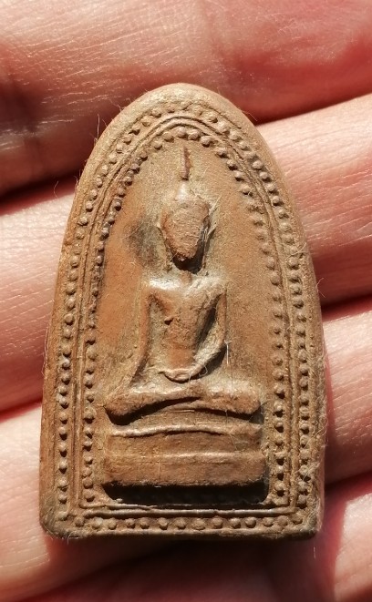 พระสรรค์นั่งข้างเม็ด​ หลวงพ่อกวย วัดโฆสิตาราม เนื้อดิน​ ยุคต้น เคาะเดียว    