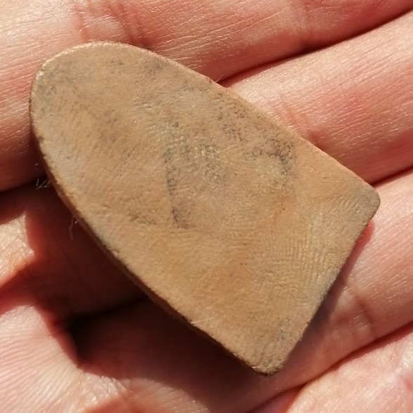 พระสรรค์นั่งข้างเม็ด​ หลวงพ่อกวย วัดโฆสิตาราม เนื้อดิน​ ยุคต้น เคาะเดียว    