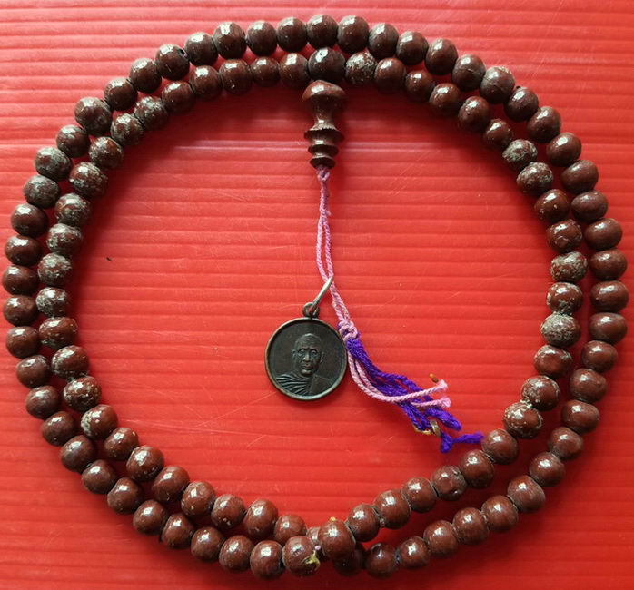 ประคำผงว่านเกสร108 รุ่นแรก หลวงพ่ออุตตมะ วัดวังก์วิเวการาม พิเศษมีเหรียญห้อยปลายประคำด้วยค่ะ