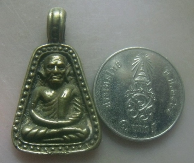 **เบาๆ**เหรียญหล่อจอบใหญ่ หลวงพ่อเงิน บางคลาน รุ่นฉัตรมงคล ออกวัดหิรัญญาราม(วังตะโก) ปี ๒๕๓๕**สวยๆ