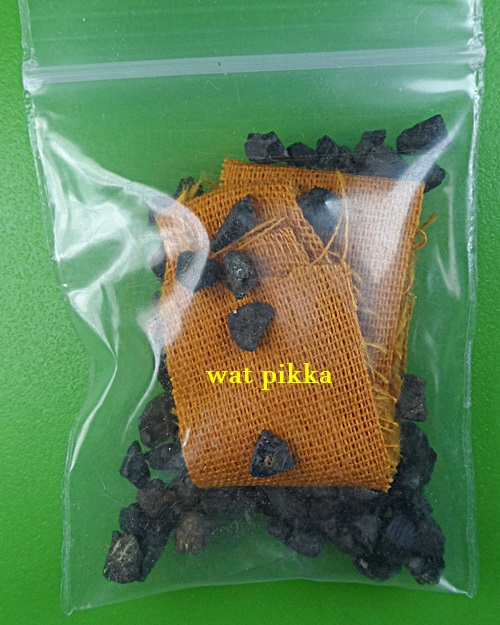 จีวร,แร่ หลวงพ่ออุทัย วัดเกาะตาพุด ราชบุรี .D377..