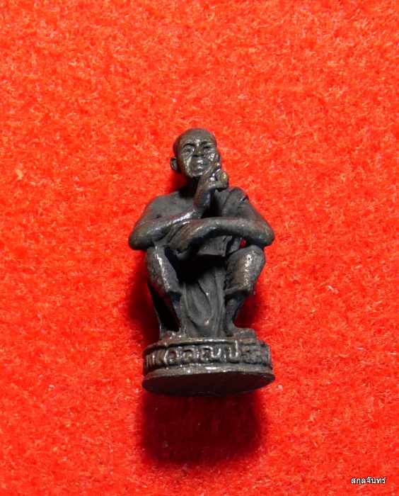 รูปหล่อหลวงพ่อคูณ ปริสุทโธ รุ่นเหลือกินเหลือใช้ กล่องเดิมๆครับ 04