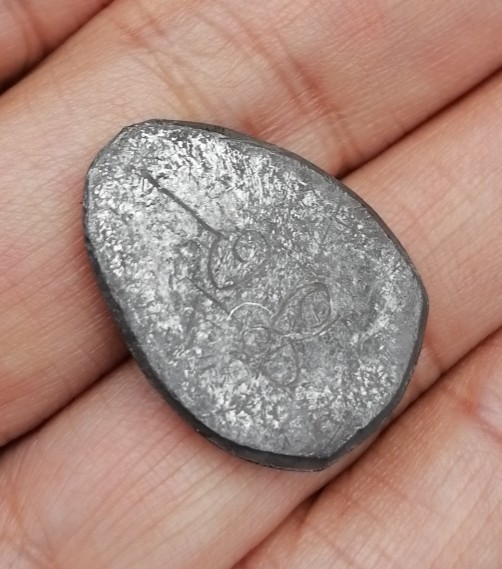 พระปิดตานะหัวเข่าพิมพ์รัศมี เจ้าคุณผล วัดหนัง กรุงเทพ ปี 2509 เนื้อตะกั่ว​ มีจาร เคาะเดียว