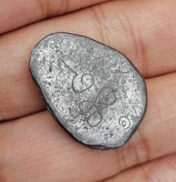 พระปิดตานะหัวเข่าพิมพ์รัศมี เจ้าคุณผล วัดหนัง กรุงเทพ ปี 2509 เนื้อตะกั่ว​ มีจาร เคาะเดียว