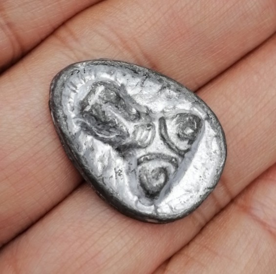 พระปิดตานะหัวเข่าพิมพ์รัศมี เจ้าคุณผล วัดหนัง กรุงเทพ ปี 2509 เนื้อตะกั่ว​ มีจาร เคาะเดียว