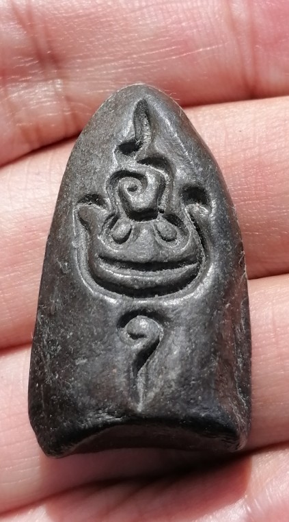 พระร่วงยืน(ปางเปิดโลก) หลวงพ่อกวย วัดโฆสิตาราม จ.ชัยนาท เนื้อผงใบลานหลังยันต์ใหญ่ ยุคต้น เคาะเดียว