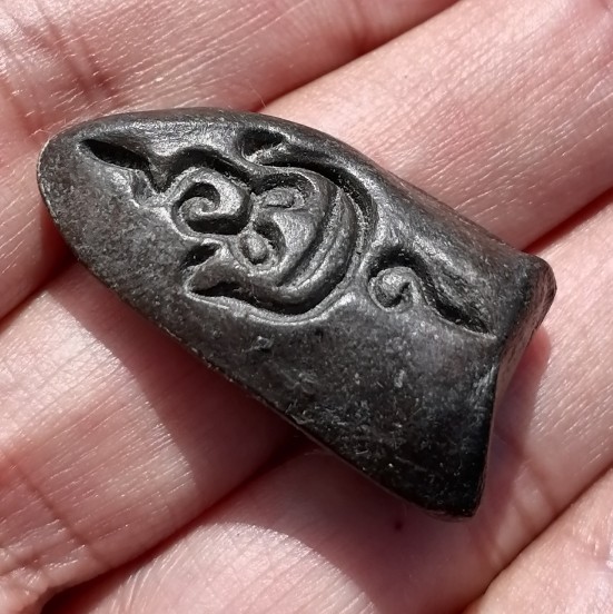 พระร่วงยืน(ปางเปิดโลก) หลวงพ่อกวย วัดโฆสิตาราม จ.ชัยนาท เนื้อผงใบลานหลังยันต์ใหญ่ ยุคต้น เคาะเดียว