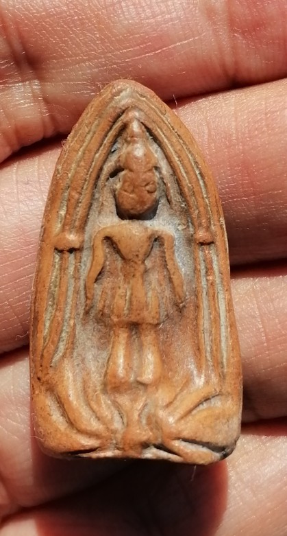 พระร่วงยืน(ปางเปิดโลก) หลวงพ่อกวย วัดโฆสิตาราม จ.ชัยนาท เนื้อดิน​ หลังยันต์ใหญ่ ยุคต้น เคาะเดียว