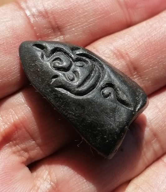 พระร่วงยืน(ปางเปิดโลก) หลวงพ่อกวย วัดโฆสิตาราม จ.ชัยนาท เนื้อผงใบลานหลังยันต์ใหญ่ ยุคต้น เคาะเดียว