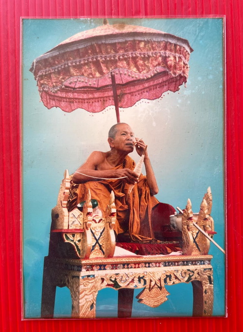 รูปถ่ายหลวงพ่อคูณ เข้าพิธีปลุกเสก ในปี พ.ศ. 2536 สภาพสมบูรณ์ หายากครับ