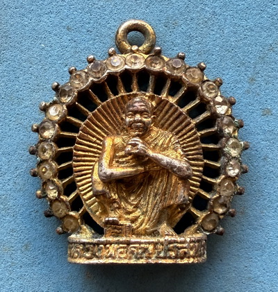 หลวงพ่อคูณ รุ่น คูณทรัพย์แสนล้าน ปี37 จี้พลอยล้อมองค์ ไม่ค่อยพบเจอ