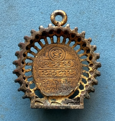 หลวงพ่อคูณ รุ่น คูณทรัพย์แสนล้าน ปี37 จี้พลอยล้อมองค์ ไม่ค่อยพบเจอ