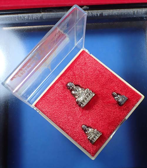 รุ่นสร้างเจดีย์ปี ๓๓ ชุดกรรมการ ๓ องค์ หลวงปู่ทวด วัดช้างให้ จังหวัดปัตตานี เนื้อเงินสวยกริ๊บ *1