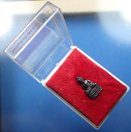 พระชัยวัฒน์ หลวงปู่ชา วัดหนองป่าพง รุ่นแรก นวโลหะกลับดำ สวยกริ๊บสุด ๆ+บัตรรับรองพระแท้*9