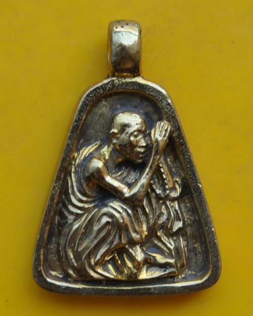 เหรียญจอบมหาเศรษฐีหลวงพ่อคูณ รุ่น กุฏิลั่น 