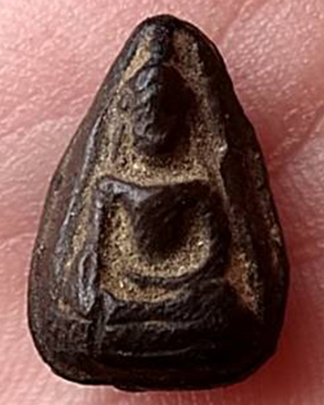 พระเม็ดน้อยหน่าพิมพ์มารวิชัย หมวกทรงชีโบ (นิยม) หลังยันต์อุ เนื้อดินลงรัก กรุวัดศาลาปูน จ.อยุธยา สูง