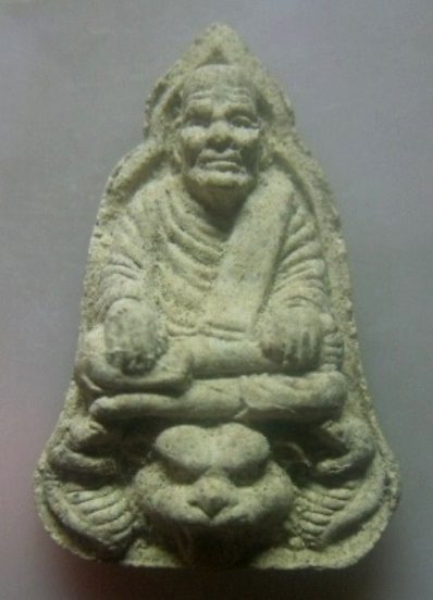 **เบาๆ**รูปเหมือนเนื้อผงพิมพ์นั่งเสือหลังยันต์ หลวงพ่อไกร วัดลำพระยา จ.ยะลา**สวยๆ เชิญชมครับ 