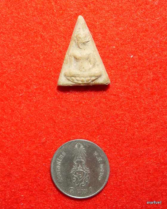 พระนางพญานั่งบัว เนื้อผงน้ำมัน