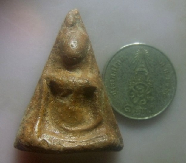 **เบาๆ*พระพิมพ์นางพญา เนื้อดิน เก่า ไม่ทราบที่ เนื้อจัดๆ**สวยๆ เชิญชมครับ 