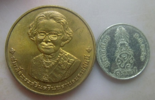 **เบาๆ**เหรียญอนุสรณ์การพระราชพิธีถวายพระเพลิงพระบรมศพ สมเด็จย่า ๑๐ มีนาคม ๒๕๓๙**พร้อมซองเดิม