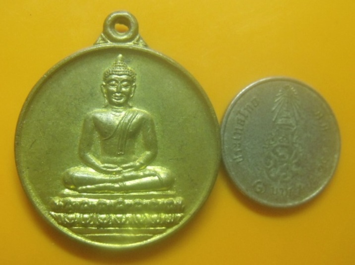 **เบา​ๆ​**เหรียญพระพุทธประจำจังหวัดยะลา หลังหลวงปู่ทวดเหยียบน้ำทะเลจืด เบตง จ.ยะลา**กะไหล่ทอง สวยๆ