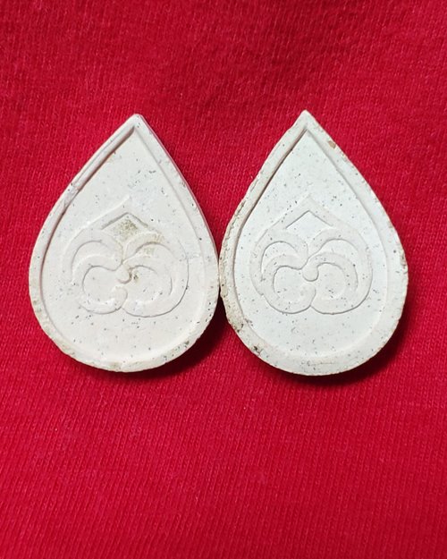 พระพุทธชินราช เนื้อผงพิมพ์หยดน้ำ หลังสว. (2องค์ )ไม่ทราบที่